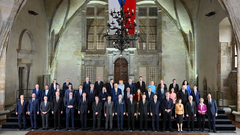 44 europäische Staats- und Regierungschefs treffen sich am Donnerstag im tschechischen Prag. Sie sind Teil der neuen Politischen Gemeinschaft. Auch Bundeskanzler Olaf Scholz (SPD) ist dabei (dritte Reihe, 3. v. r.).