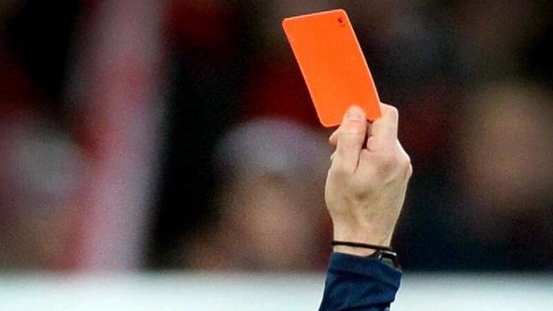 Bei unsportlichem Verhalten können die Schiedsrichter seit Saisonbeginn auch Trainer und Vereinsoffizielle in allen bayerischen Amateurspielklassen mit einer roten Karte vom Platz schicken und damit ein Innenraumverbot aussprechen. (Symbolbild)