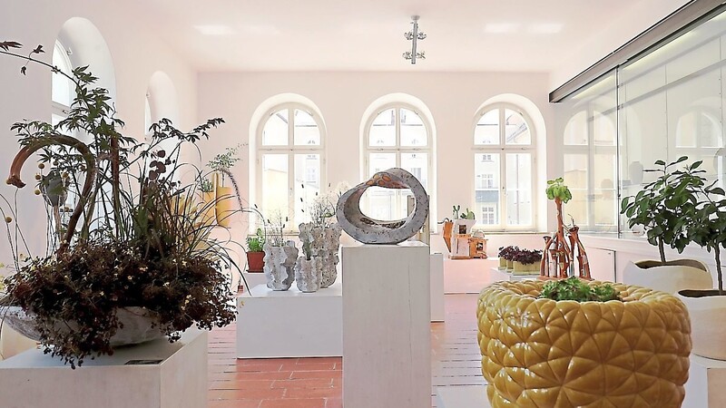 Im Foyer der Keramikschule werden Meister- und Gesellenstücke unter dem Motto "Pflanzschalen" präsentiert.
