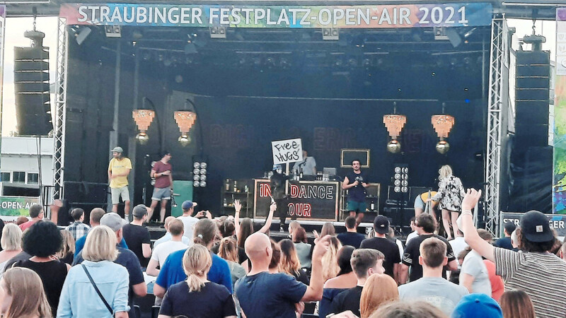 "Dicht & ergreifend" beim Festplatz-Open-Air. Insgesamt wurden fünf verschiedene Konzerte von Ende Juli bis Anfang August auf dem Gelände des "Historischen Volksfestes" gespielt.