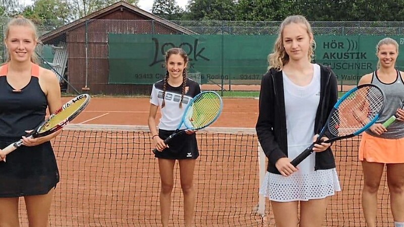 Die TC-Jugend war fast unter sich beim Finalspiel des Damen-Doppels, in dem Anna Schuh und Emilia Stautner (rechts) gegen Julia Riederer und Annika Gleixner die Oberhand behielten.