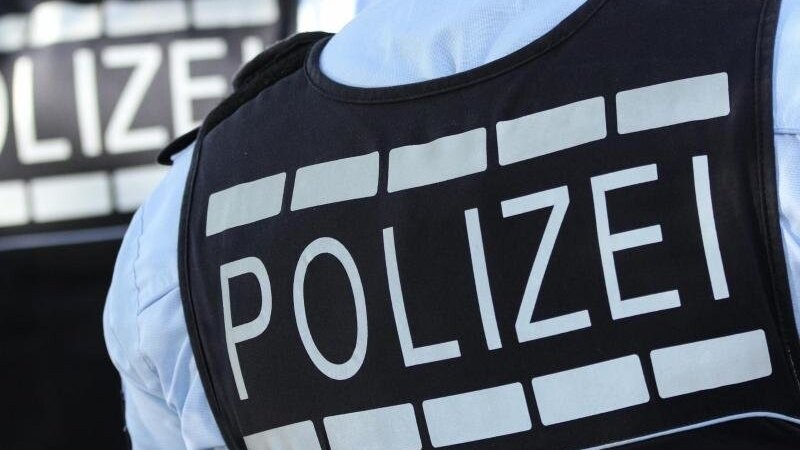 In Polizei-Westen gekleidete Polizisten. Foto: Silas Stein/Archivbild