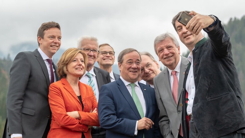 Selfie vor oberbayerischer Kulisse: Markus Söder (r.) fotografiert sich und seine Ministerpräsidentenkollegen.