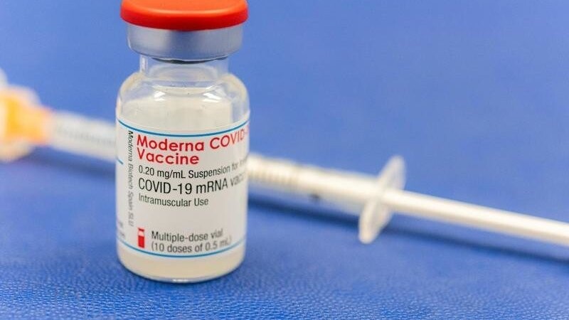 Moderna-Impfstoff in einer Flasche.
