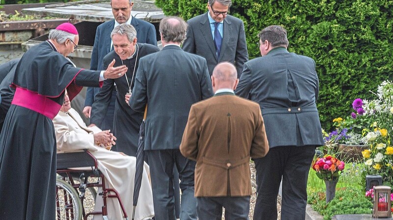 Der emeritierte Papst Benedikt XVI. besucht am Samstag im Rollstuhl das Grab seiner Eltern und Schwester auf dem Ziegetsdorfer Friedhof bei Regensburg. Benedikt blieb vier Tage über das Wochenende in seiner alten Heimat.