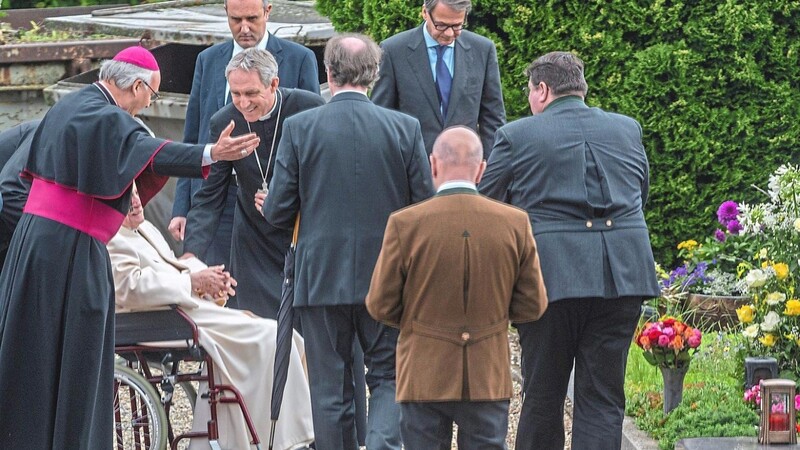 Der emeritierte Papst Benedikt XVI. besucht am Samstag im Rollstuhl das Grab seiner Eltern und Schwester auf dem Ziegetsdorfer Friedhof bei Regensburg. Benedikt blieb vier Tage über das Wochenende in seiner alten Heimat.