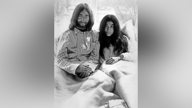 Kurz nach ihrer Hochzeit geben John Lennon und Yoko Ono am 25. März 1969 in einem Bett im Hilton Hotel in Amsterdam eine Pressekonferenz. Das Paar verbrachte eine Woche in diesem Hotelbett, um damit gegen die Gewalt in der Welt und für den Frieden zu demonstrieren.