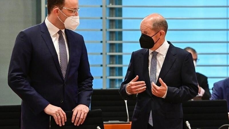 "So eine Wortwahl ist eine Steilvorlage für die, die mit Halb- und Unwahrheiten Vertrauen untergraben wollen", schrieb Jens Spahn über die Aussagen von SPD-Kanzlerkandidat Olaf Scholz.