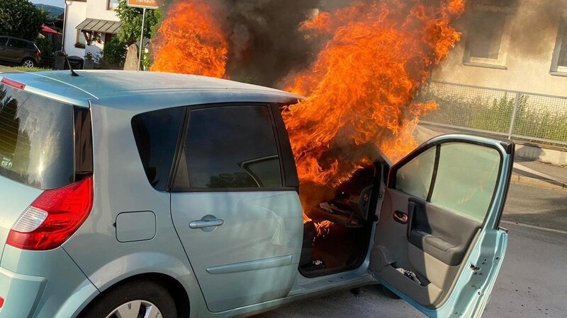 Erst Qualm aus dem Motorraum, dann Feuer: Am Samstagabend ging ein Renault beim Kreisverkehr in Janahof in Flammen auf.