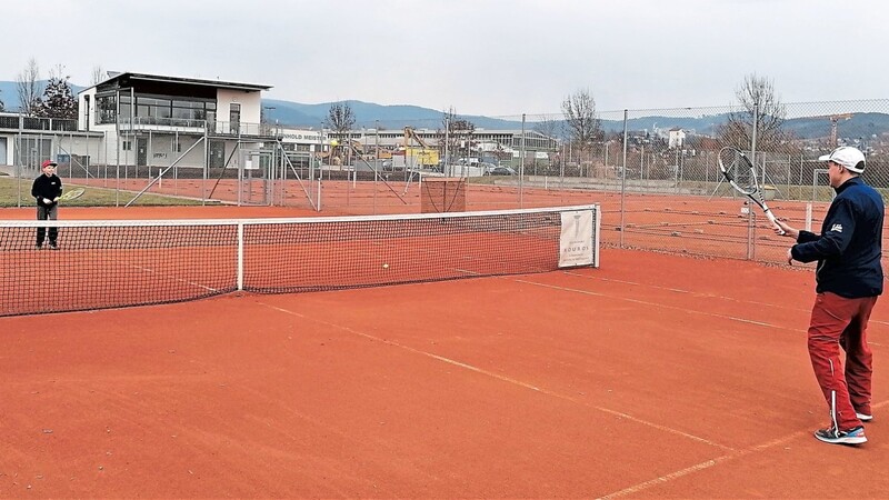Fabian Hanauer kann endlich wieder Tennis spielen und trainiert auch sofort wieder eifrig mit seinem Vater Matthias.