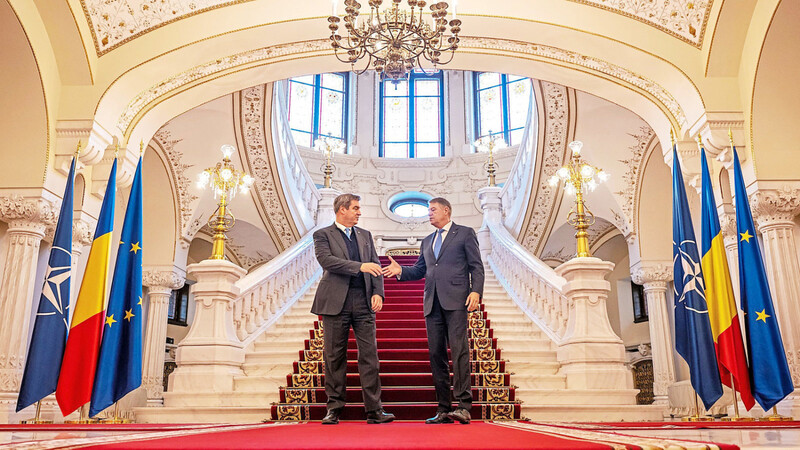 Markus Söder (l.) trifft Klaus Iohannis im Präsidentenpalast. Mit einem neu gegründeten Büro will Bayern auf dem Balkan potenziellen Pflege- und Fachkräften die Einreise in den Freistaat erleichtern.