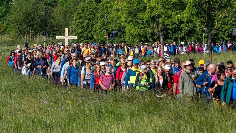 Zahlreiche Pilger starten zur größten Fußwallfahrt Deutschlands.