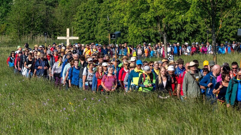 Zahlreiche Pilger starten zur größten Fußwallfahrt Deutschlands.