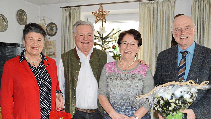 Ihre goldene Hochzeit feiern konnten in dieser Woche Johanna und Georg Neumeier (Mitte). Es gratulierten Bürgermeister Josef Reiser und Stadträtin Marianna Huber.