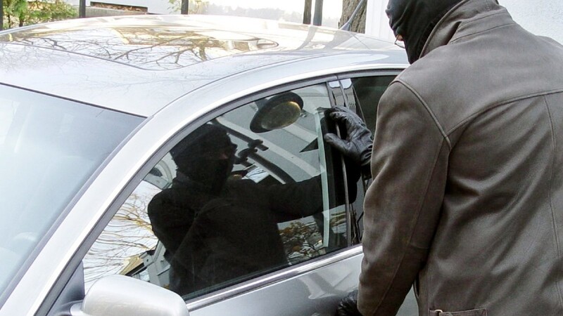 Die Plattlinger Polizei fahndet nach einem unbekannten Mann, der am Samstag in der Landauer Straße ein Auto gestohlen hat. (Symbolbild)