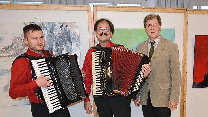 Fred Munker und Daniel Zacher mit dem Regenbogen-Vorsitzenden Christian Hofbrückl.