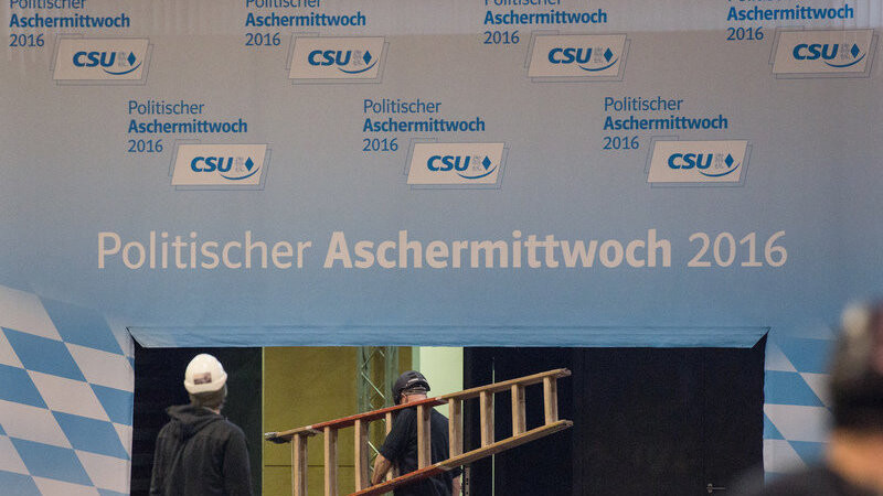 Arbeiter bauen am 10.02.2016 in der Dreiländerhalle in Passau (Bayern) die Bühne der CSU ab. Wegen des Zugunglücks haben die Parteien in Bayern den Politischen Aschermittwoch abgesagt.