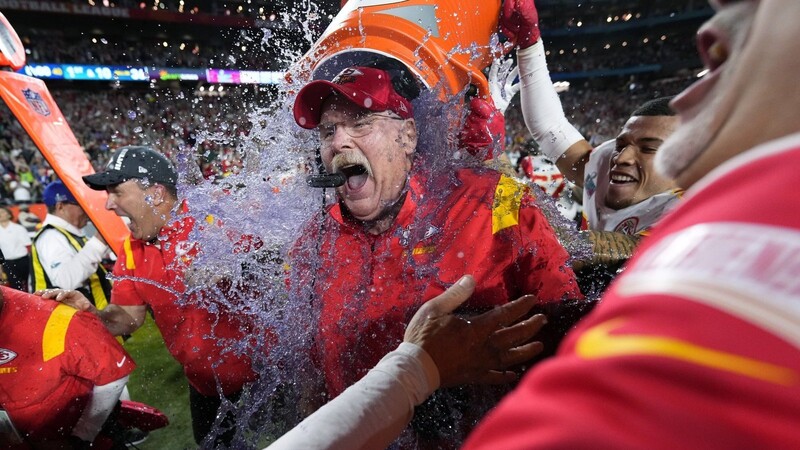 Obligatorische Sieger-Dusche: Chiefs-Trainer Andy Reid wird von seinen Spieler nach dem Super-Bowl-Sieg "getauft"