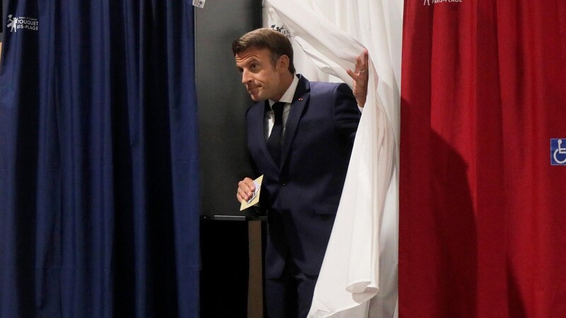 Emmanuel Macron, Präsident von Frankreich, verlässt die Wahlkabine. Die Französinnen und Franzosen wählten am Sonntag ein neues Parlament.