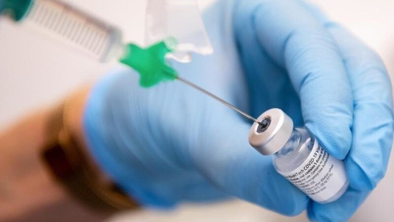 In Deutschland sind laut Robert-Koch-Institut wohl mehr Menschen bereits geimpft als bislang angenommen. (Symbolbild)