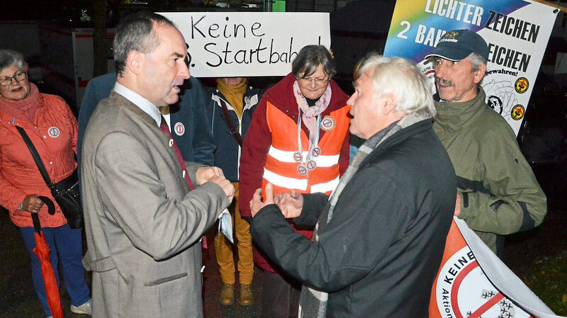 Um weitere Gespräche zu führen vereinbarte der Wirtschaftsminister mit den Startbahngegnern, hier Bürgervereinsvorsitzender Reinhard Kendlbacher, einen Termin.