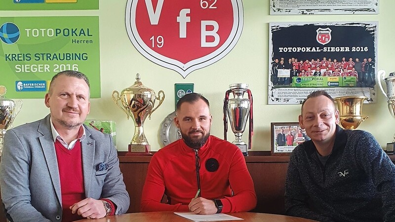 Die sportlichen Leiter Thomas Gabler (links) und Andreas Schreiner (rechts) freuen sich auf die Zusammenarbeit mit dem zukünftigen VfB-Trainer Maximilian Zischler.