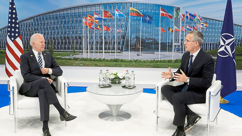 Nato-Generalsekretär Jens Stoltenberg (r.) im angeregten Gespräch mit US-Präsident Joe Biden.