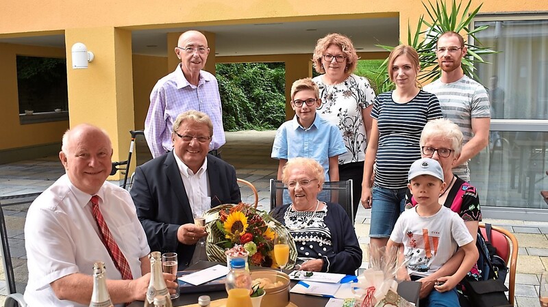 Zusammen mit ihrer Familie feierte Maria Metzger ihren 100. Geburtstag. Auch Landrat Heinrich Trapp und Zweiter Bürgermeister Franz Bubenhofer gratulierten zum besonderen Wiegenfest.
