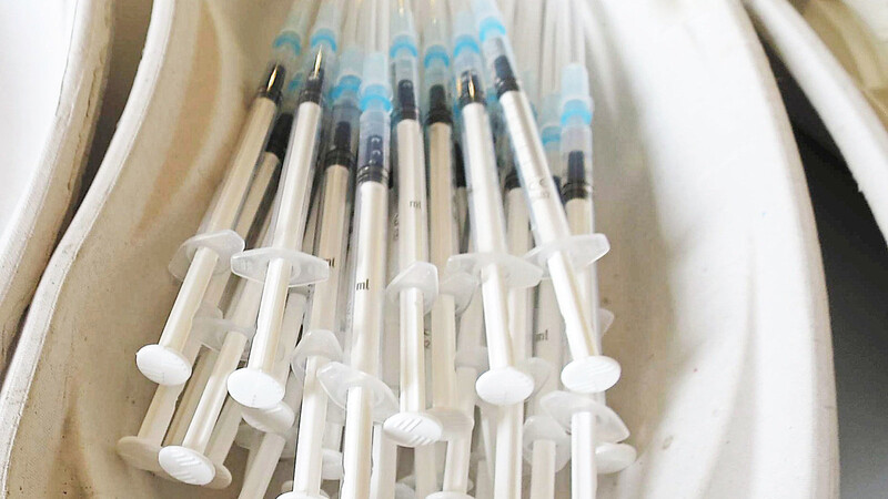 Fertig aufgezogene Biontech-Spritzen liegen im Wörther Impfzentrum bereit. Die Impfkampagne des Landkreises kommt langsam voran.