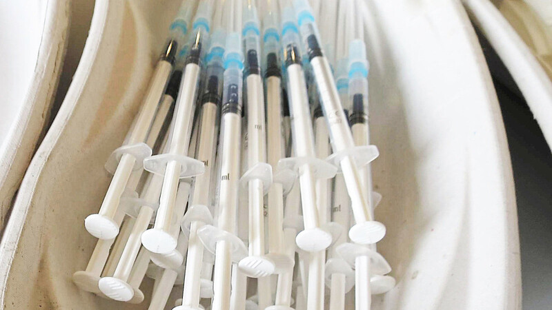Fertig aufgezogene Biontech-Spritzen liegen im Wörther Impfzentrum bereit. Die Impfkampagne des Landkreises kommt langsam voran.