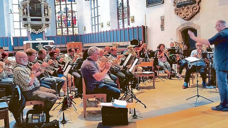 Mitglieder der Posaunenchöre aus Mainburg und Ansbach musizierten gemeinsam unter der Leitung von Frank Möwes in der St. Johannis-Kirche in der mittelfränkischen Regierungshauptstadt.