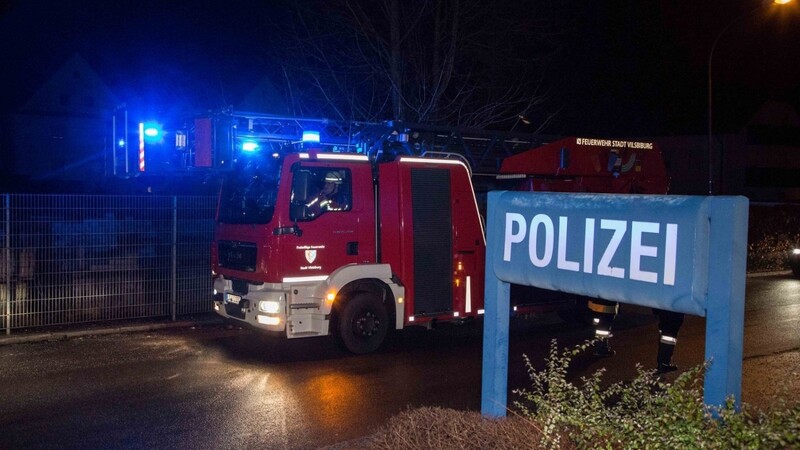 Feuerwehreinsatz Freitagnacht in der Schwalbenfeldstraße in Vilsbiburg (Kreis Landshut). Dort war in der Küche einer Wohnung im zweiten Stock eines Mehrfamilienhauses ein Feuer ausgebrochen.