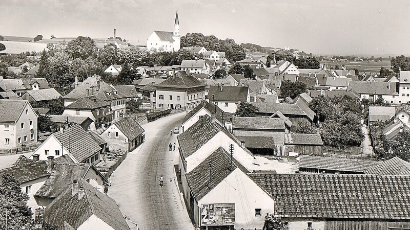 In Pfaffenberg waren in den 1940er- und 1950er-Jahren nur wenige Straßenlampen vorhanden, in der Regel als sogenannte Überspannungen. Das Bild zeigt die Steinrainer Straße.