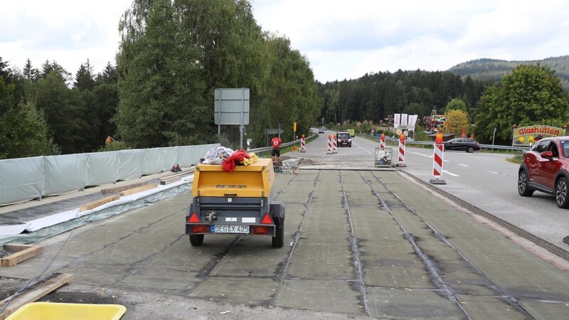 Die Instandsetzungsarbeiten an der Brücke haben bereits begonnen.