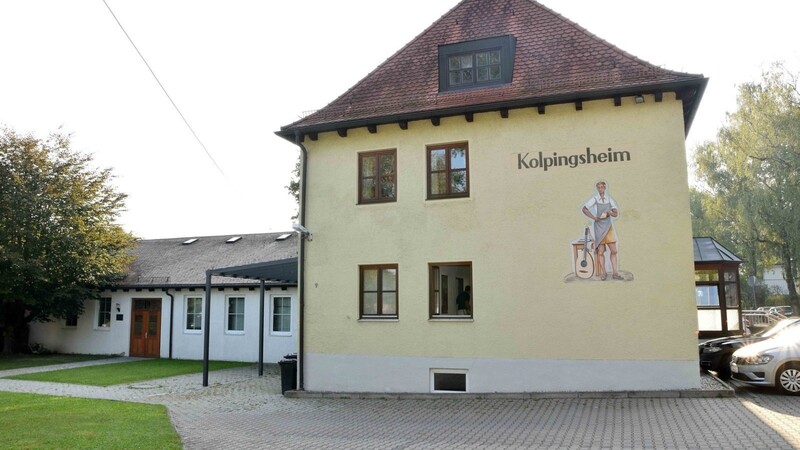 Der Kolpingsfamilie Moosburg droht der Eigentumsverlust beim Kolpingheim, die Mitglieder sind besorgt.