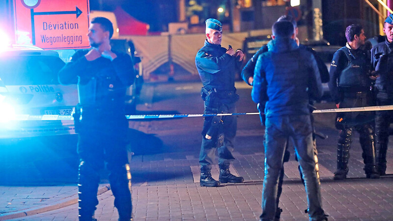 In der belgischen Hauptstadt Brüssel hat ein Mann zwei Polizeibeamte mit einem Messer angegriffen, einer von ihnen erlag seinen Verletzungen. Fatal: Der Verdächtige stand offenbar auf einer Terrorliste und kündigte seine Tat bereits vorher bei der Polizei an.