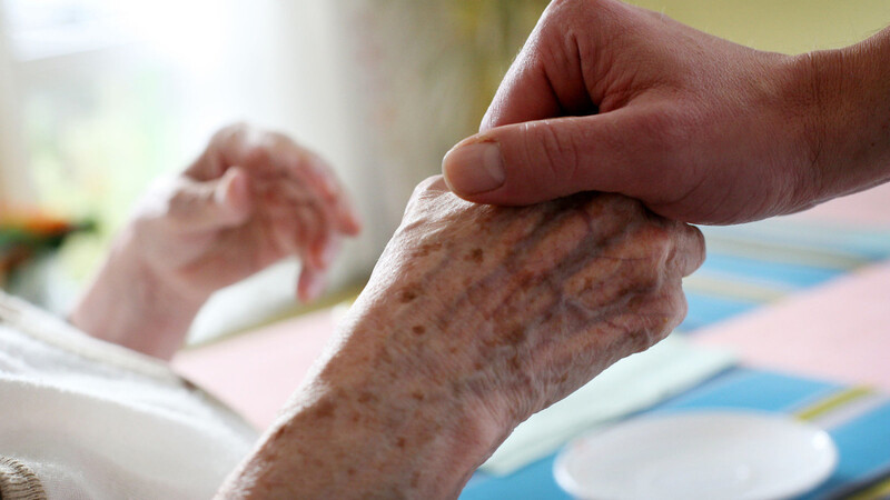Landshuter Arbeitgeber in der Altenpflege sehen die neue generalistische Pflegeausbildung kritisch.