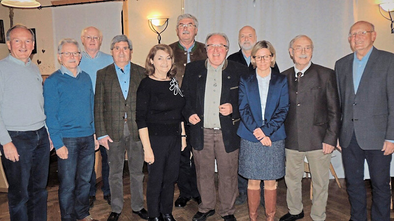 Die anwesenden langjährigen Mitglieder, die für 40 und 50 Jahre Mitgliedschaft geehrt wurden sowie Dietmar Vollmann (Zweiter von rechts) der für 60 Jahre geehrt wurde und Vorsitzende Heidi Schreiber (Dritte von rechts).