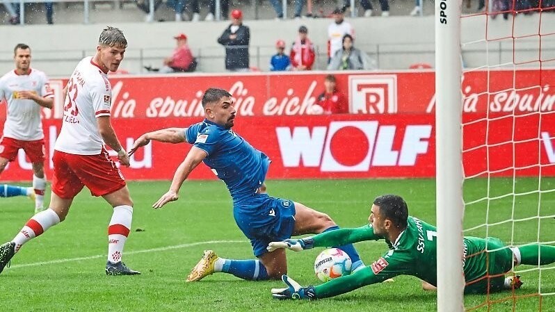 Retten kann Jahn-Torwart Dejan Stojanovic gegen den Karlsruher Malik Batmaz (M).