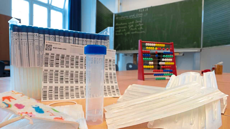 Die neuen Pooltests sollen die Überwachung des Infektionsgeschehens an den bayerischen Grund- und Förderschulen einfacher machen. Ab Oktober sollen sie flächendeckend durchgeführt werden.