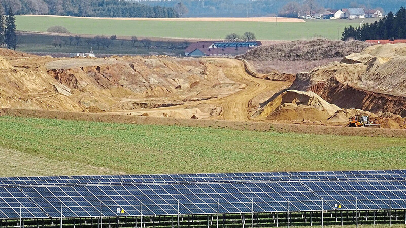 Bentonit-Abbau und Photovoltaik-Anlagen stehen in der Hallertau in einem engen Zusammenhang. Das Beispielbild entstand bei Gammelsdorf.