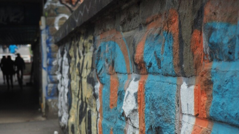 Unter anderem wurde eine Wand großflächig mit Graffiti besprüht. (Symbolbild)