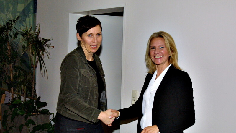 Bürgermeisterin Susanne Hoyer (r.) begrüßt die neue Geschäftsführerin der ILE Kulturraum Ampertal, Nina Huber.