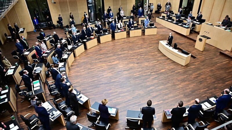 Die Teilnehmer der Sitzung des Deutschen Bundesrates stehen in Gedenken an die Opfer des Krieges in der Ukraine. Themen der Sitzung sind unter anderem EU-Pläne für Finanzhilfen an die Ukraine und eine Energiepreisbremse.