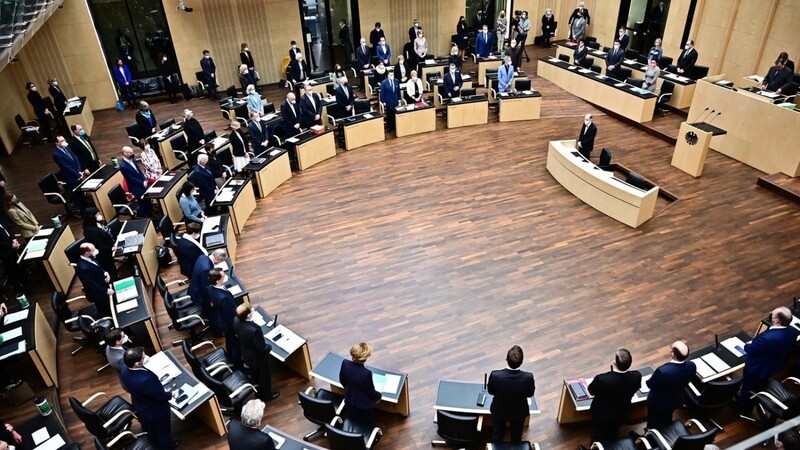 Die Teilnehmer der Sitzung des Deutschen Bundesrates stehen in Gedenken an die Opfer des Krieges in der Ukraine. Themen der Sitzung sind unter anderem EU-Pläne für Finanzhilfen an die Ukraine und eine Energiepreisbremse.