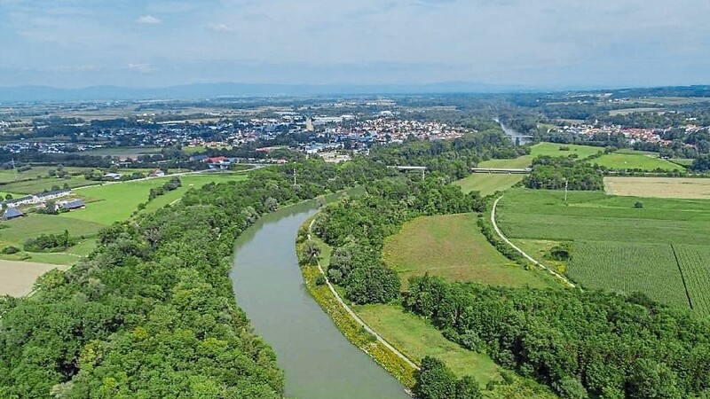 Luftaufnahme der Isar mit Blickrichtung auf die Stadt Landau mit der B20-Querung in der Mitte. Das rechtsseitige Isarufer bildet den Schwerpunkt der Renaturierung.