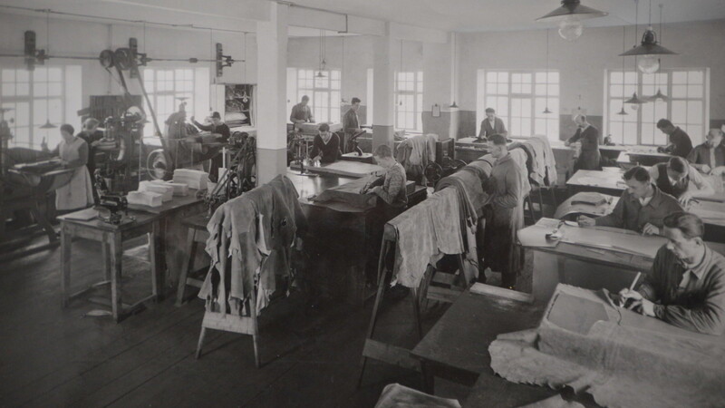 Das Standbein der Firma war über viele Jahre hinweg die Lederverarbeitung, vor allen Dingen die Herstellung von Lederhosen.