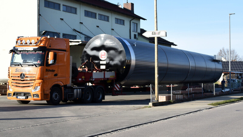 Eine echte Transport-Herausforderung stellte der 28 Meter lange Vakuum-Holztrockner dar. Der insgesamt 74 Tonnen schwere Sondertransport wurde in Bodenkirchen auf den Weg gebracht.