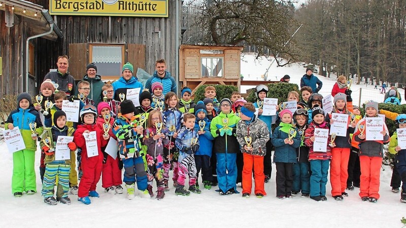 Die erfolgreichen Teilnehmer am Zwergerlcup 2023 der Ski- und Radsportabteilung des TV Waldmünchen zusammen mit den Organisatoren vor dem Bergstadl Althütte.