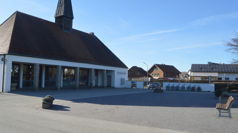 Die Fläche vor der Aussegnungshalle am Geisenhausener Friedhof wurde kürzlich neu hergerichtet.